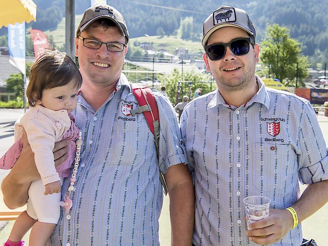 Patrick Marty (38) mit Louisa (6 Monate), Gampel, und Marc Schmid (36), Steg.