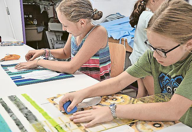 Schneidern und abmessen. Zoe Bregy und Finja Abgottspon messen den Stoff genau ab.