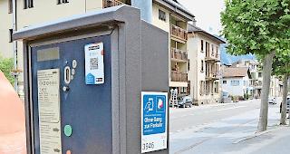 Innovativ. Wer eine Parkuhr f&uuml;ttern will, braucht nicht mehr zwingend M&uuml;nz. Zahlen per Smartphone ist neu auch bei der Kirche in Turtmann m&ouml;glich.