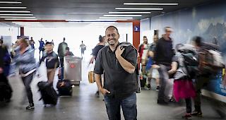 Gekommen, um zu bleiben. Gilbert Truffer im Bahnhof Visp. Ein Foto daheim oder im B&uuml;ro? &laquo;Langweilig&raquo;.