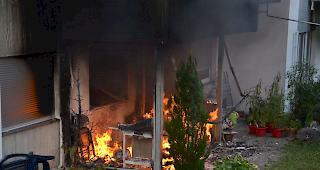 In kurzer Zeit brannte die ganze Fassade lichterloh, und die Flammen drangen ins Geb&auml;udeinnere ein. (Themenbild)