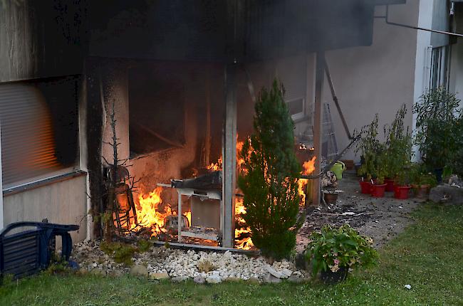 In kurzer Zeit brannte die ganze Fassade lichterloh, und die Flammen drangen ins Gebäudeinnere ein. (Themenbild)