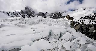 M&auml;dchen erkunden, angeleitet durch eine Bergf&uuml;hrerin und Wissenschaftlerinnen, die Gletscherwelt und f&uuml;hren in Dreiergruppen Experimente durch. Im Bild der Hohlichtgletscher in Zermatt. (Themenbild)