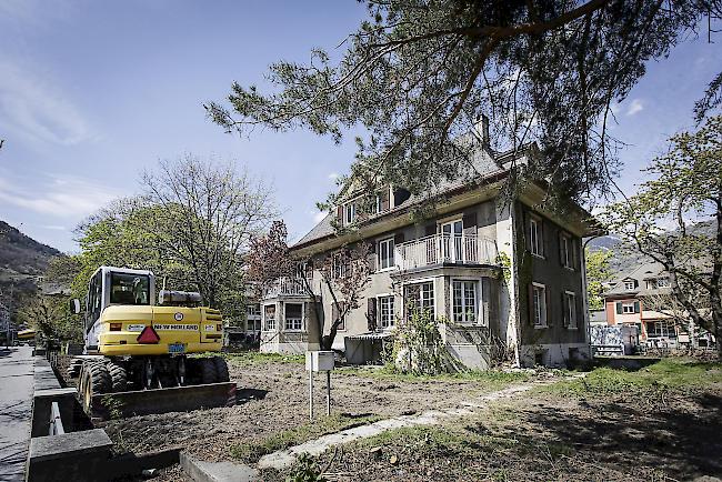 Im Zentrum von Visp wird die durch den Staub freigesetzte Quecksilbermenge während der gesamten Dauer der Sanierungsarbeiten auf einige Gramm geschätzt. (Archivbild)