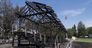 17 Feuerwehrleute und 10 Polizisten konnten nicht verhindern, dass die historische Trib&uuml;ne vollst&auml;ndig niederbrannte.