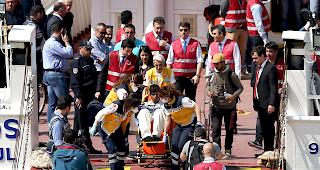 Migranten werden von der t&uuml;rkischen Polizei begleitet, nachdem sie mit der F&auml;hre von der griechischen Insel Lesbos in Izmir in der T&uuml;rkei ankommen. (Archivbild)