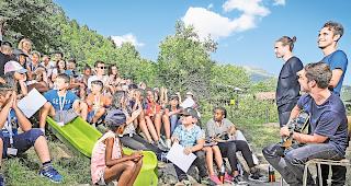 Spielerisch. Gemeinsam mit Sanit&auml;tern des SMSV lernen die Kinder die wichtigsten Notfallnummern.Foto wb