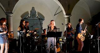 Stefanie Heinzmann und die Band of Bethel heizten t&uuml;chtig ein.