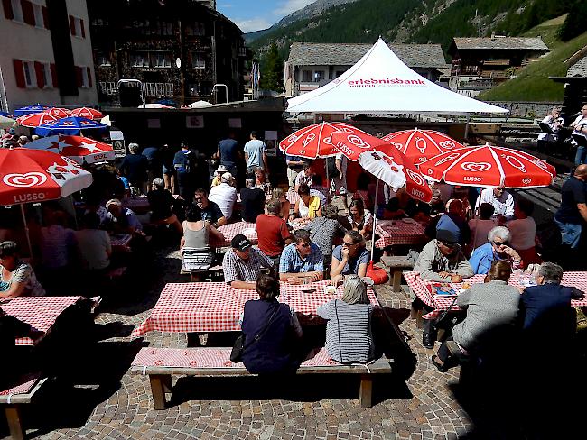 Bei schönstem Wetter, unterhaltsamer Musik, köstlichen Leckereien sowie Spiel- und Bastelspass, kamen Gross und Klein auf ihre Kosten. 