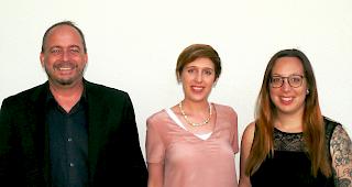 Gilbert Truffer, Pr&auml;sident der SPO mit den Kandidatinnen Laura Kronig sowie Melanie Amstutz-Bregy. 