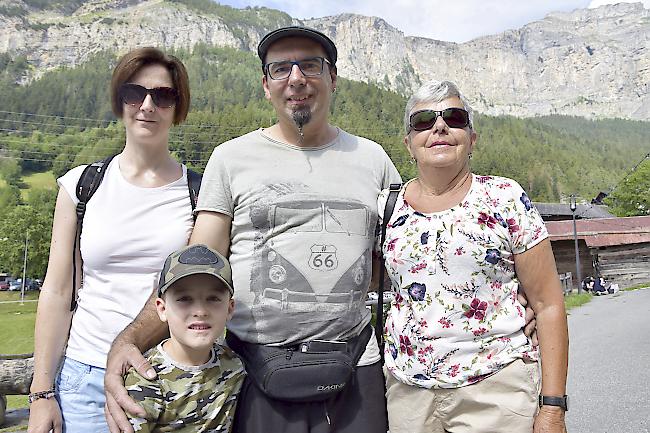 Daniela (39), Nino (6) und Roman (48) Amacker aus Salgesch sowie Viktorin Roten (71) aus Varen.