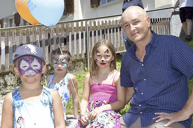 Amélie (6), Estelle (5), Mina (8) und Laurent (46) Perrenoud aus Wildberg.