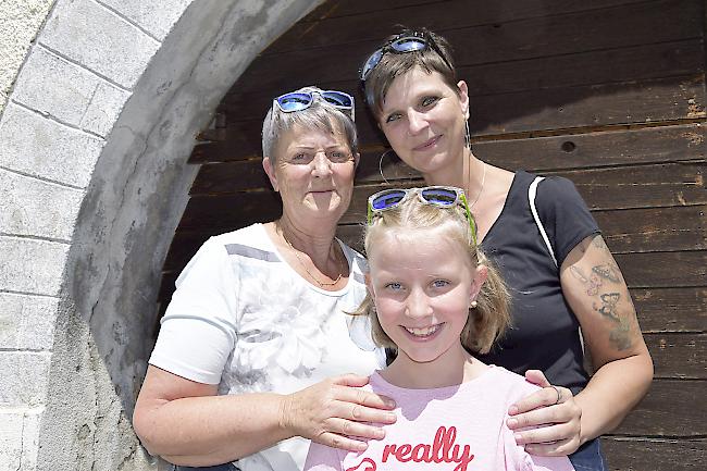 Marta Allet (65) aus Leukerbad, Vivien (8) und Nicole (40) Müller aus Steg.