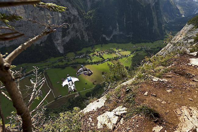 Zwei Basejumper im Lauterbrunnental.