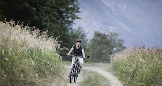 &laquo;Kleines Paradies&raquo;. Brigitte Wolf mit dem E-Bike im Naturschutzgebiet Achera Biela in Ried-Brig.