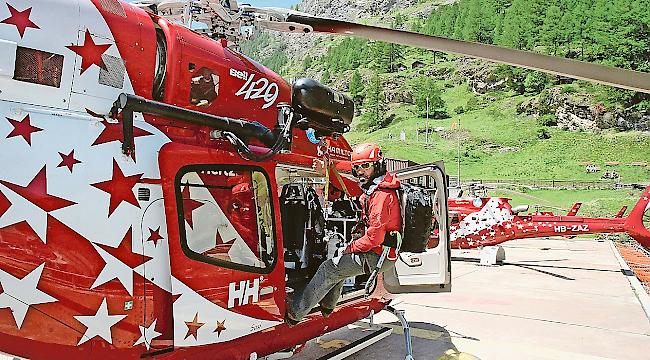 Yann Dupertuis beim Heliport in Zermatt kurz vor einem Einsatz.