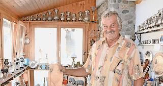 Talentiert. Hunderte Objekte stehen in Josef Zenklusens Atelier. Der Simplonadler z&auml;hlt zu den beliebtesten Sujets.