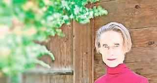 Fliessend. Madame Nielsen sagt &uuml;ber sich: &laquo;Ich bin ungewiss. Ich bin m&ouml;glich, aber was ich bin,  lasse ich st&auml;ndig offen.&raquo; 