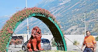 Hingucker. Der L&ouml;we als Wappentier von Visp dreht sich beim Landbr&uuml;ckekreisel. Die Idee stammt von Gemeindeg&auml;rtner Ueli Jordi.