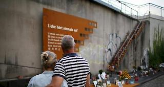 Ein Paar steht in Duisburg bei der Gedenkst&auml;tte der Loveparade-Trag&ouml;die von 2010. (Archivbild)