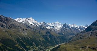 Weitl&auml;ufige Alpen. Die Alpe La L&eacute; liegt hinten im Val d'Anniviers, s&uuml;dwestlich von Zinal. 