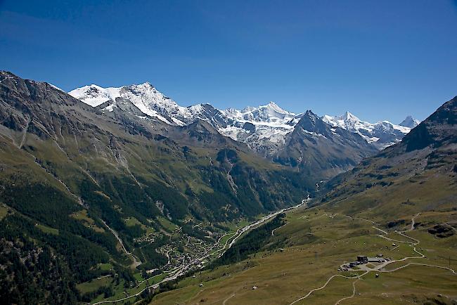 Weitläufige Alpen. Die Alpe La Lé liegt hinten im Val d