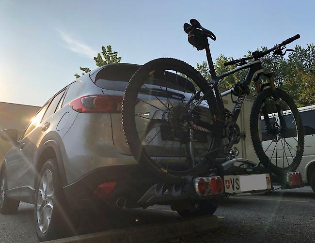  Die Polizei weist darauf hin, dass Fahrradträger an Fahrzeugen richtig montieren sein müssen. 

