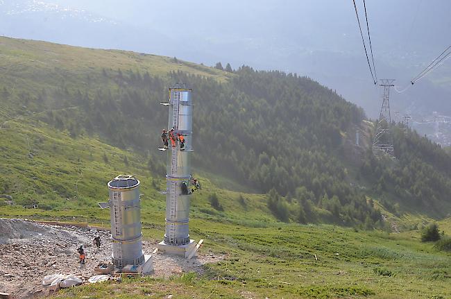 Impressionen der Montage der Stützmasten für die neue 10er-Gondelbahn auf die Fiescheralp.