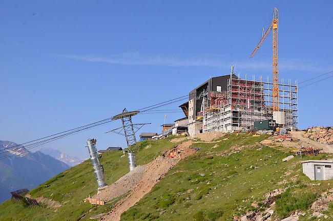 Impressionen der Montage der Stützmasten für die neue 10er-Gondelbahn auf die Fiescheralp.