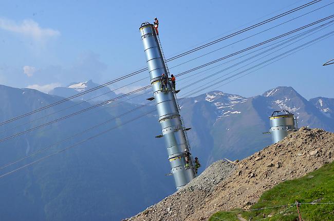 Impressionen der Montage der Stützmasten für die neue 10er-Gondelbahn auf die Fiescheralp.