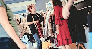 K&ouml;nnerin. Claudia Pfammatter stimmt die Kost&uuml;me auf die Inszenierung der Regieverantwortlichen ab.Fotos Christian Pfammatter