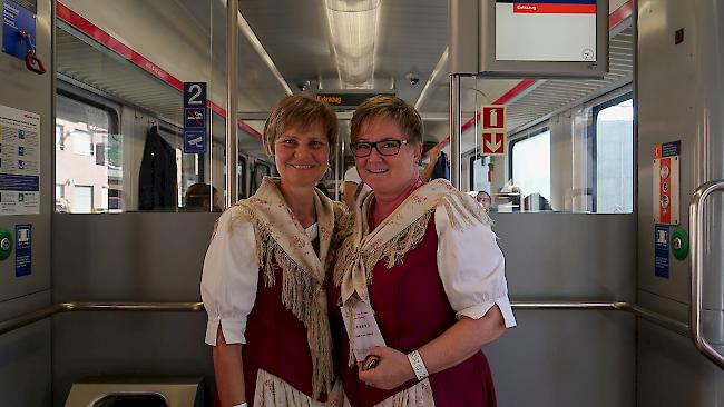 <b>Impressionen.</b> Eine Walliser Delegation machte sich am Freitagmorgen im Extrazug auf den Weg nach Vevey.