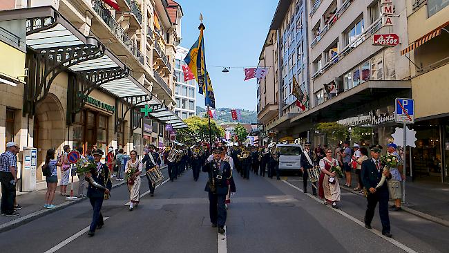 <b>Impressionen.</b> Die MG Saltina Brig beim Einlauf in die Altstadt.