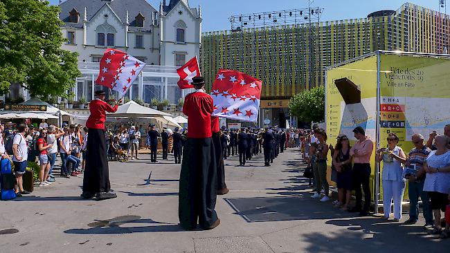 <b>Impressionen.</b> Hoch hinaus: Walliser Fahnen vor der Arena.