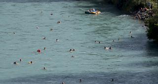 Am Donnerstag trieb ein lebloser Mann in der Aare in Bern. Die Polizei geht von einem Unfall aus. 