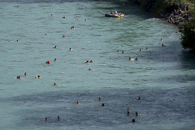 Am Donnerstag trieb ein lebloser Mann in der Aare in Bern. Die Polizei geht von einem Unfall aus. 