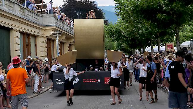 <b>Impressionen.</b> Ein halber Raclettekäse. Der Wagen des Palp-Festival war mit Sicherheit der originellste.