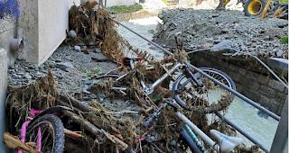 In Zermatt droht Hochwasser vom Triftbach. Die Feuerwehr ist in Bereitschaft.