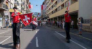 Verschiedene Walliser Folkloregruppen pr&auml;sentierten sich beim Umzug entlang der Seepromenade in Vevey. 