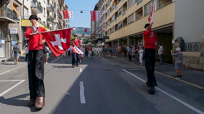 Verschiedene Walliser Folkloregruppen präsentierten sich beim Umzug entlang der Seepromenade in Vevey. 