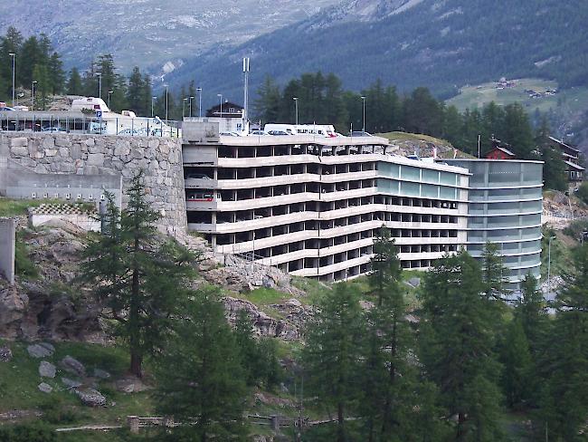 Das 1980 beim Dorfeingang von Saas-Fee erbaute Parkhaus P3 (links) muss saniert werden weil unter anderem die Parkflächen über kein Oberflächenschutzsystem verfügen. 