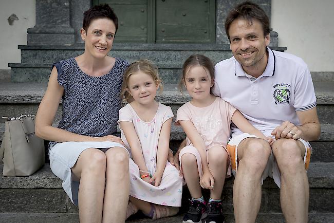 Caroline (41), Vivienne (4), Amélie (7) und Johannes (45) Bühler, Glis.