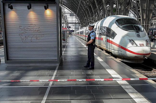 Die tödliche Attacke auf einen Achtjährigen in Frankfurt sorgt weiter für Fassungslosigkeit. Unklar ist das Tatmotiv.