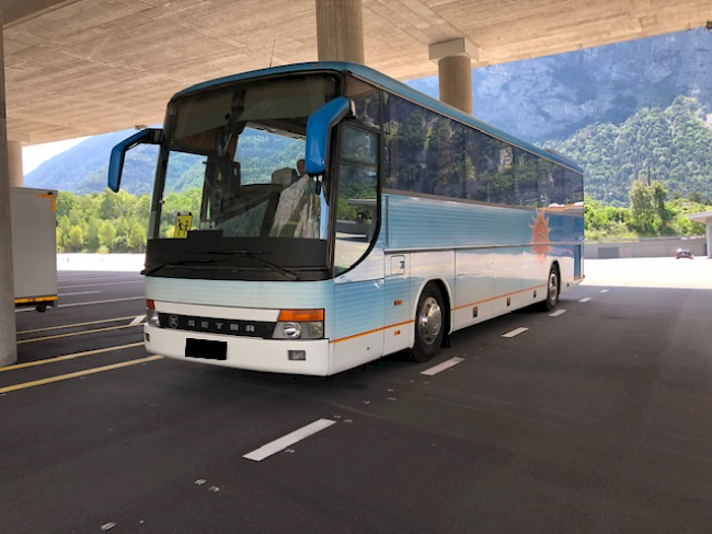 Gefährlich. Dieser ukrainische Reisebus wurde am Montag in St-Maurice aus dem Verkehr gezogen. Das Fahrzeug wies erhebliche technische Mängel auf.