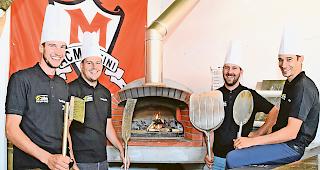 Sind bereit. Flavio Arnold, Davide Jordan, Florian Arnold und Iwan Arnold (von links) in der selbst gebauten Pizzastube.