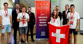 Einmaliges Erlebnis. Alain Pfammatter (links) qualifizierte sich gemeinsam mit drei weiteren Schweizer Chemietalenten f&uuml;r die internationale Chemie-Olympiade in Paris.