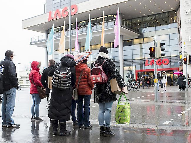 Shoppingtouristen sollen künftig nur noch bei Einkäufen über 50 Euro die Mehrwertsteuer zurückerstattet bekommen. (Symbolbild)