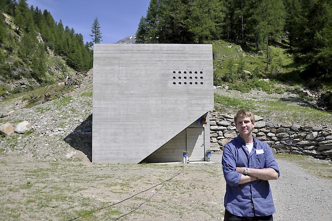 Nicht nur funktional.  Architekt Jean-Luc Bellwald vor seinem «letzten Findling». 