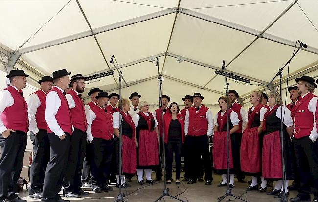 Folkloristischete Darbietungen auf dem Dorfplatzmit Fahnenschwingern und Jodelkonzerten.