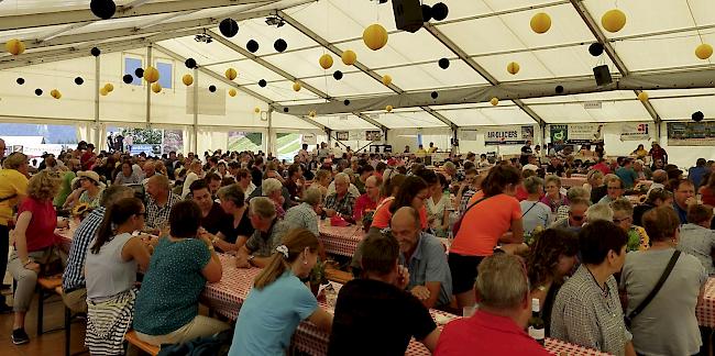 Am Nationalfeiertag traf man sich im Festzelt zum Bauernbrunch.